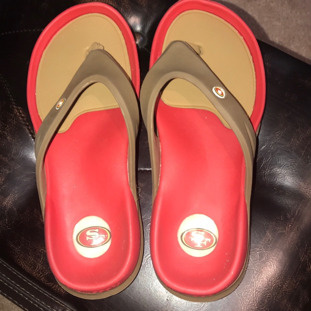 Hawaiian jelly’s brand sandals.49ers logo.